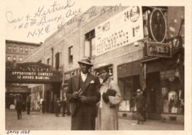 1930s pareja posando frente al Savoy Ballroom