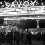 1938 multitud bajo marquesina del Savoy Ballroom