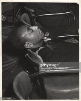 Un marinero descansa en el Savoy Ballroom 1945